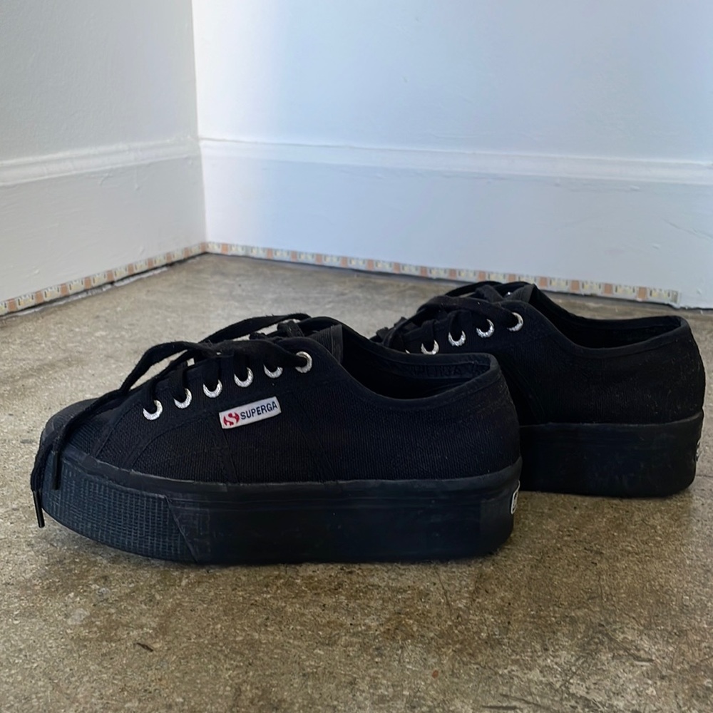Black on black Superga